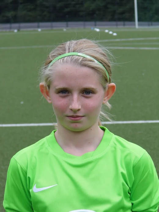 Emilia Kunz, joven alemana que está de voluntaria en la Protectora y Santuario Scooby. / RODRIGO JIMÉNEZ